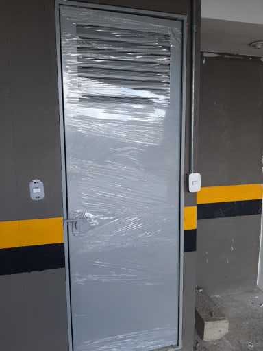 Puertas metálicas de alto desempeño — proyecto 6