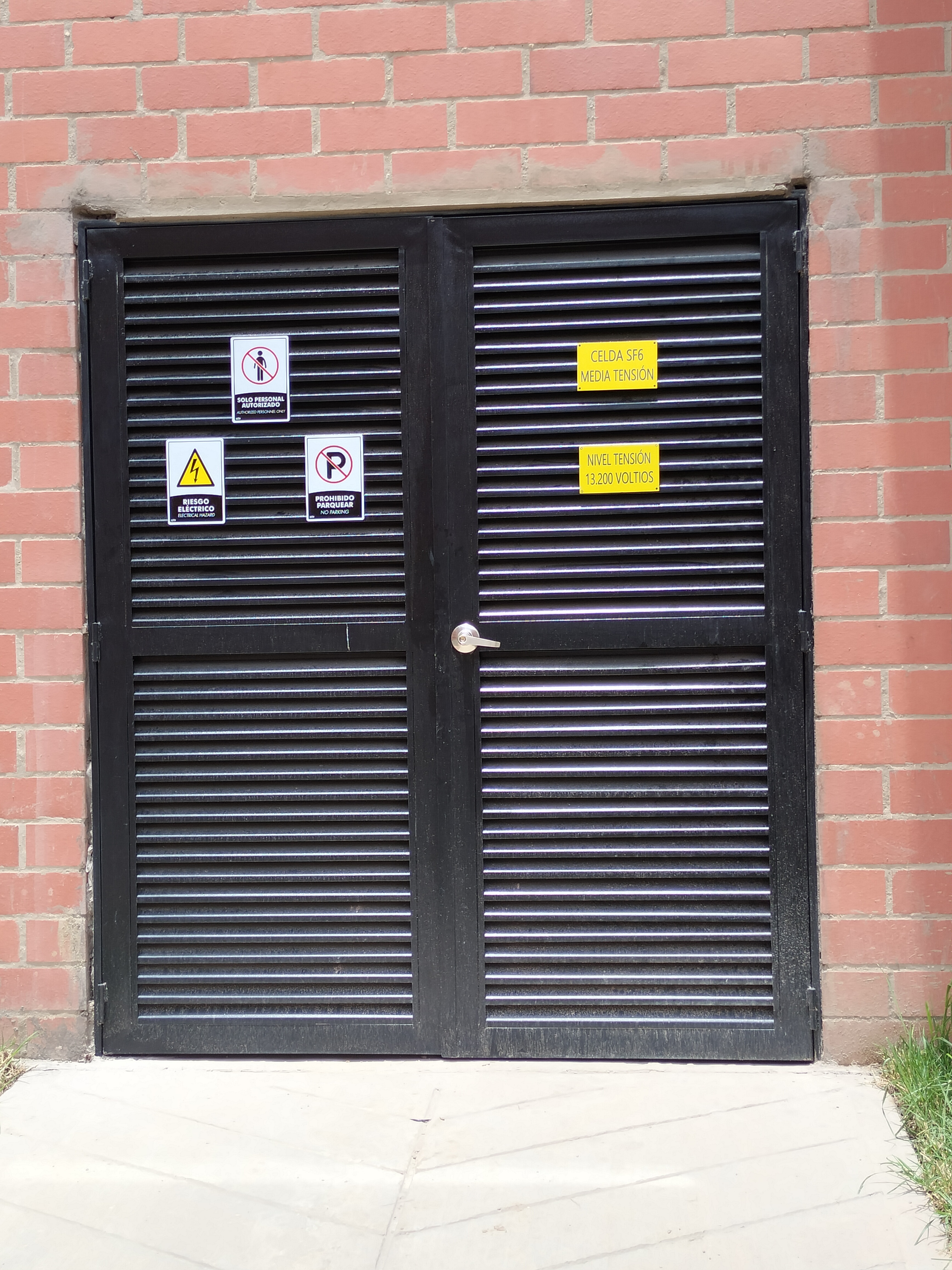 Puertas metálicas de alto desempeño — proyecto 36